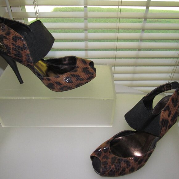 Simply Vera Vera Wang Debbie Leopard Print Peep-Toe Elastic Band Stiletto Heels - Picture 2 of 8